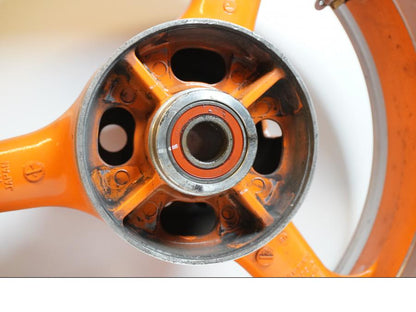 Baksidan på Fälg från en Kawasaki Z 1000 -2003 motorcykel.