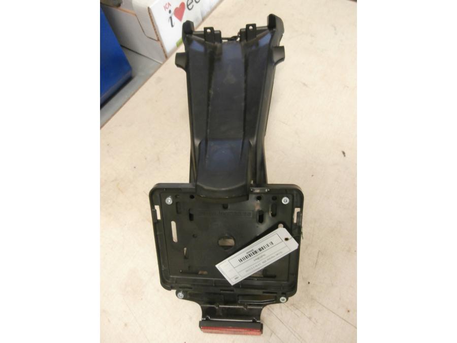 Vänster sida på Skylthållare från en Ducati Monster 696 -2013 motorcykel.