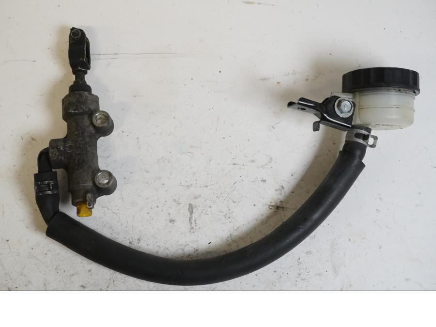 Framsidan på Bromshuvudcylinder från en Kawasaki ZZR 1100 -1998 motorcykel.