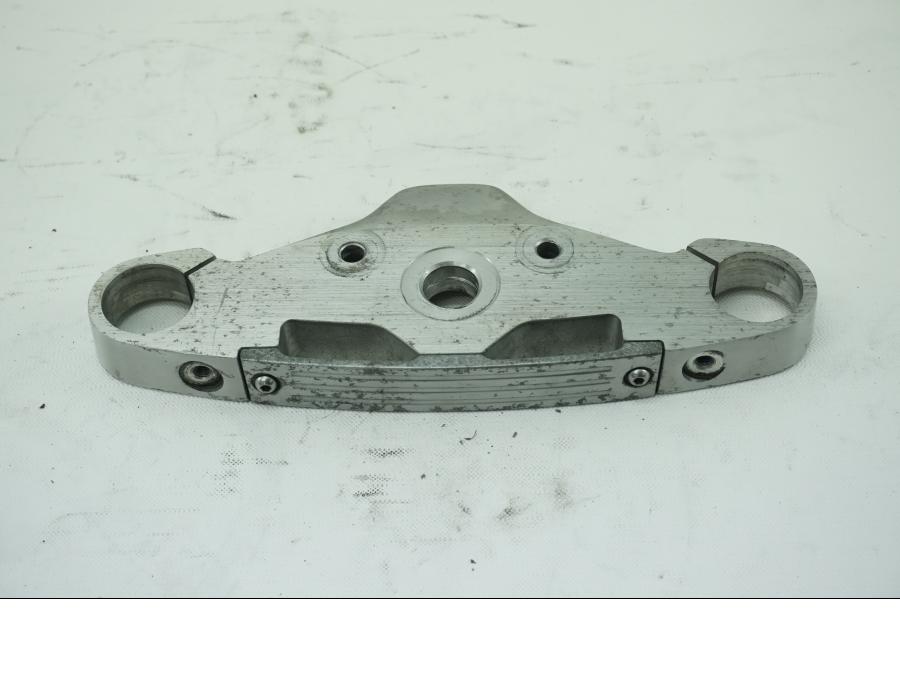 Framsidan på Gaffelkrona från en Kawasaki VN 1500 Classic Tourer -2001 motorcykel.