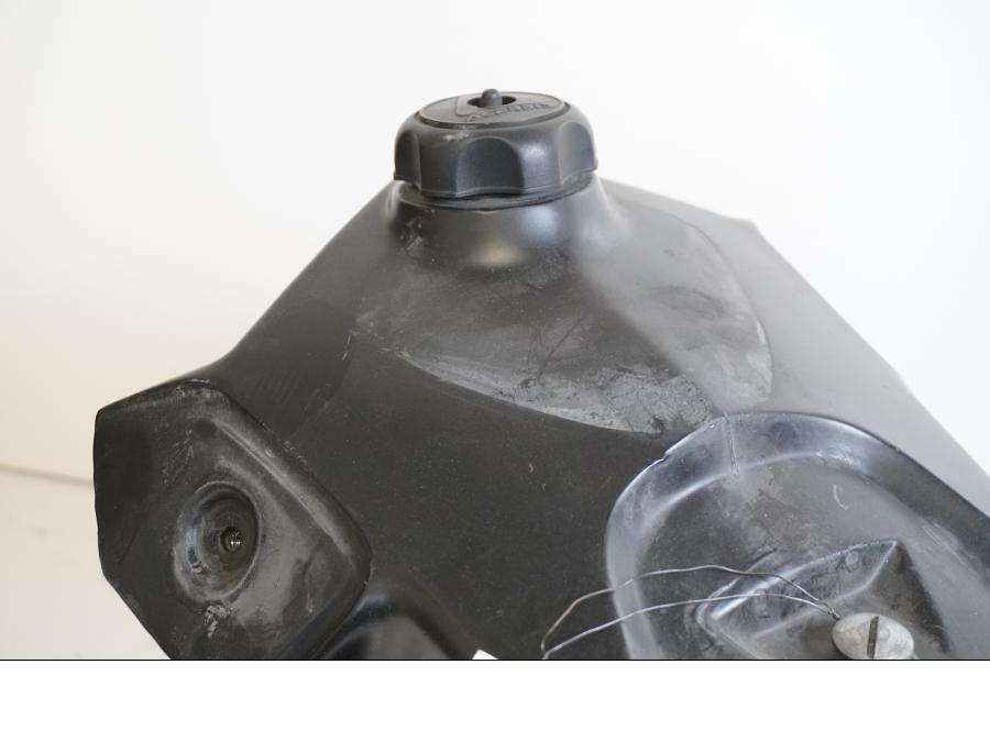 Baksidan på Bensintank från en KTM 625 SMC -2005 motorcykel.