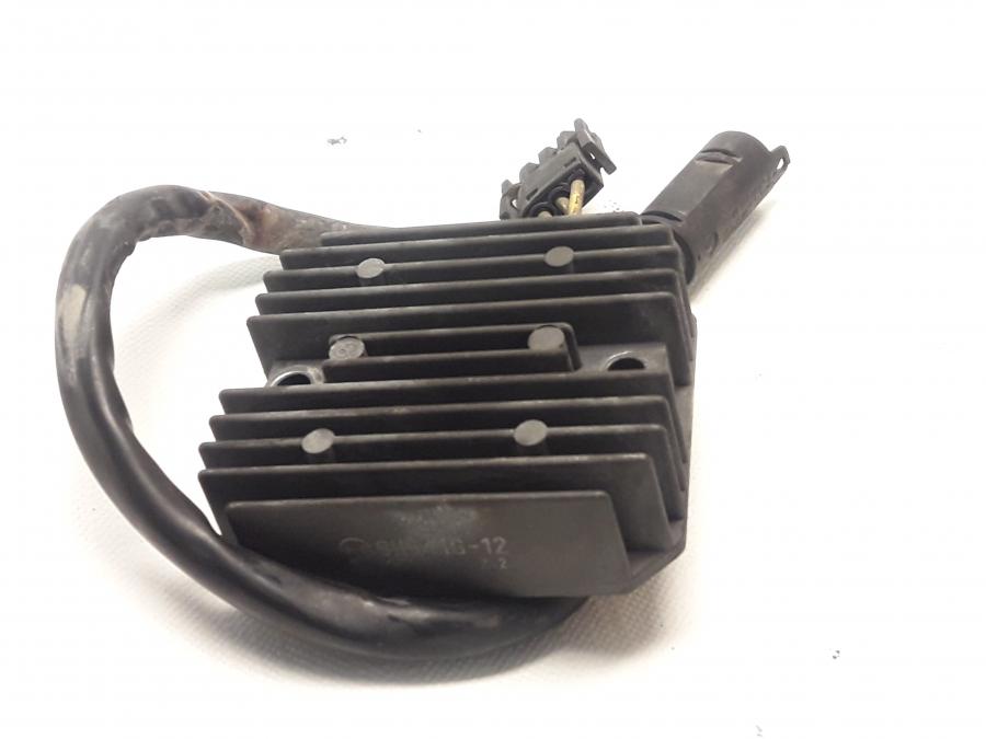 Framsidan på Likriktare från en BMW F 650 GS -2002 motorcykel.