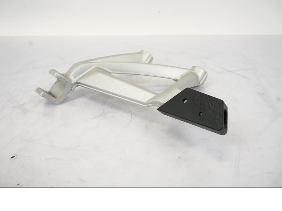 Vänster sida på Fotpinnefäste från en BMW R 1250 GS -2019 motorcykel.