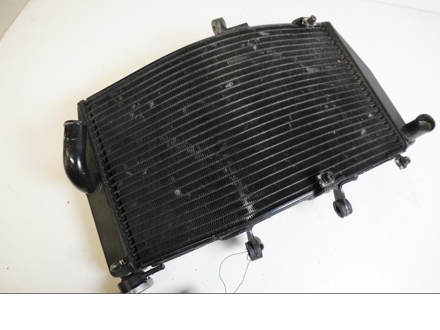 Vänster sida på Vattenkyl från en Honda CBR 600 RR -2003 motorcykel.