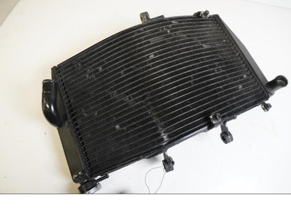 Vänster sida på Vattenkyl från en Honda CBR 600 RR -2003 motorcykel.