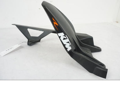 Vänster sida på Svingskärm från en KTM 1290 Super Duke R -2022 motorcykel.