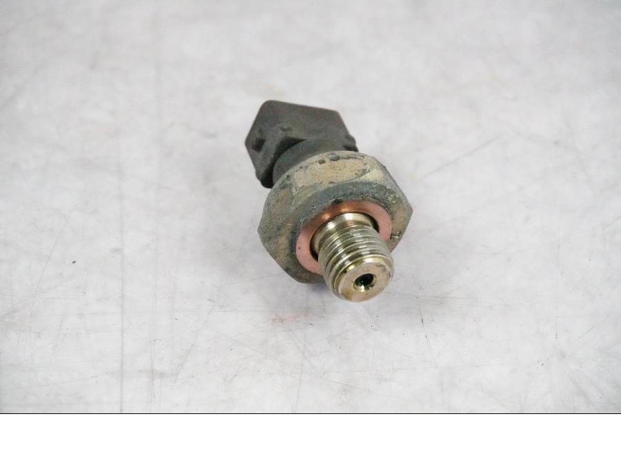 Baksidan på Oljetryckgivare från en BMW K 1200 S -2005 motorcykel.