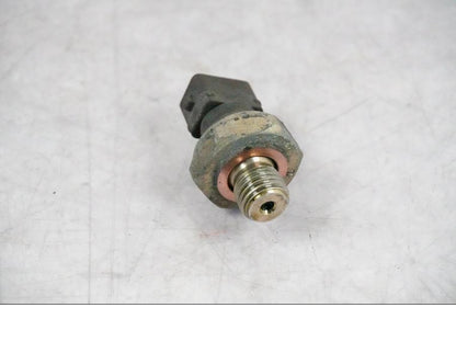 Baksidan på Oljetryckgivare från en BMW K 1200 S -2005 motorcykel.