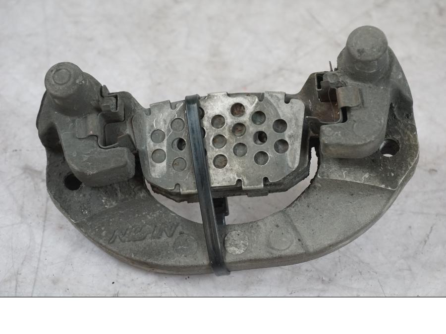 Vänster sida på Bromsoksfäste från en Honda SH 300 A -2011 scooter.