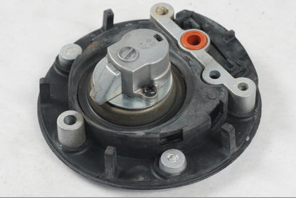 Vänster sida på <p>Låssats från Yamaha XT 1200 Z ABS 2011.</p>

<p>Cdi, tändningslås, antenn, tanklock, sadellås, toppboxlås och 3st nycklar. Finns en skada på sadellåsmekanismens skyddsgummi se bild.</p> motorcykel.