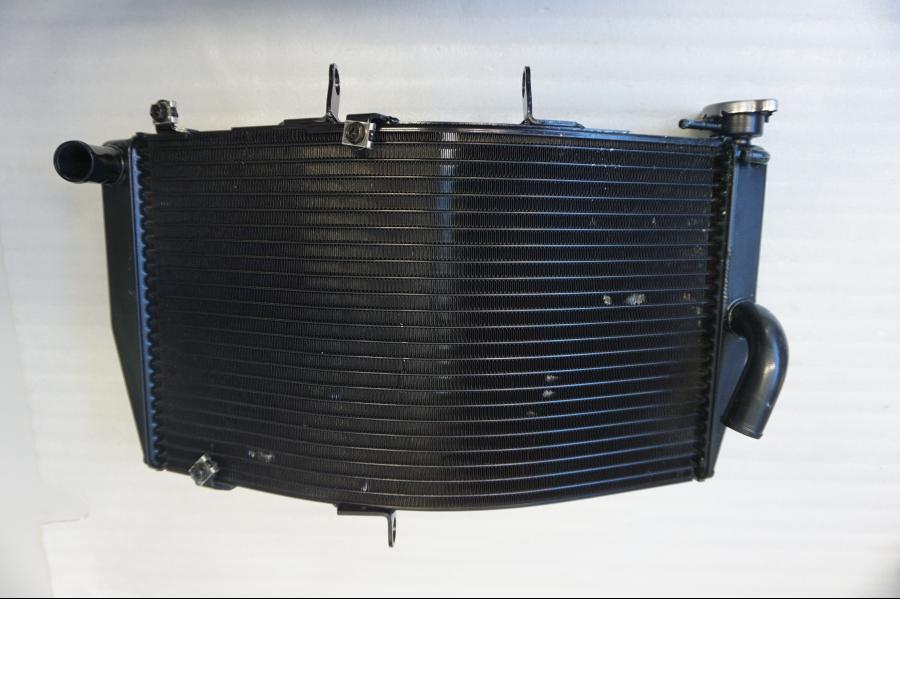 Baksidan på Vattenkyl från en Honda CBR 600 RR -2004 motorcykel.