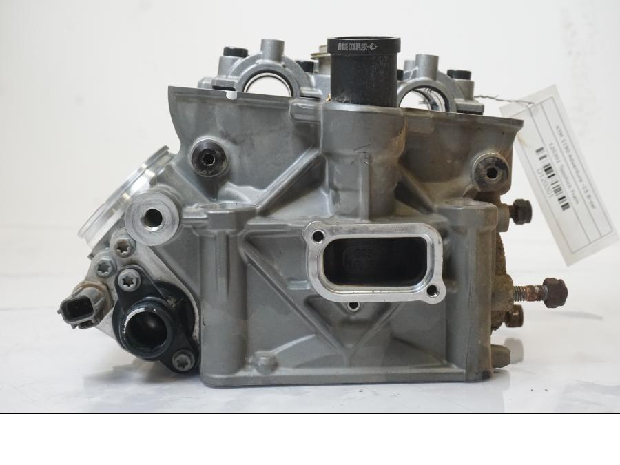 Baksidan på Topplock från en KTM 1190 Adventure -2015 motorcykel.