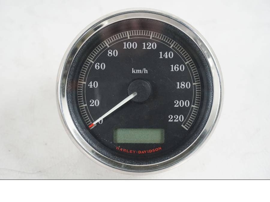 Framsidan på Hastighetsmätare från en H-D Softail FXCW Rocker -2008 motorcykel.
