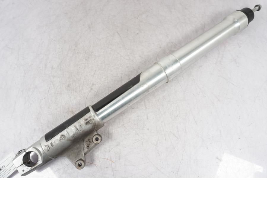 Snett nerifrån på Gaffelben från en BMW R 1200 GS -2005 motorcykel.