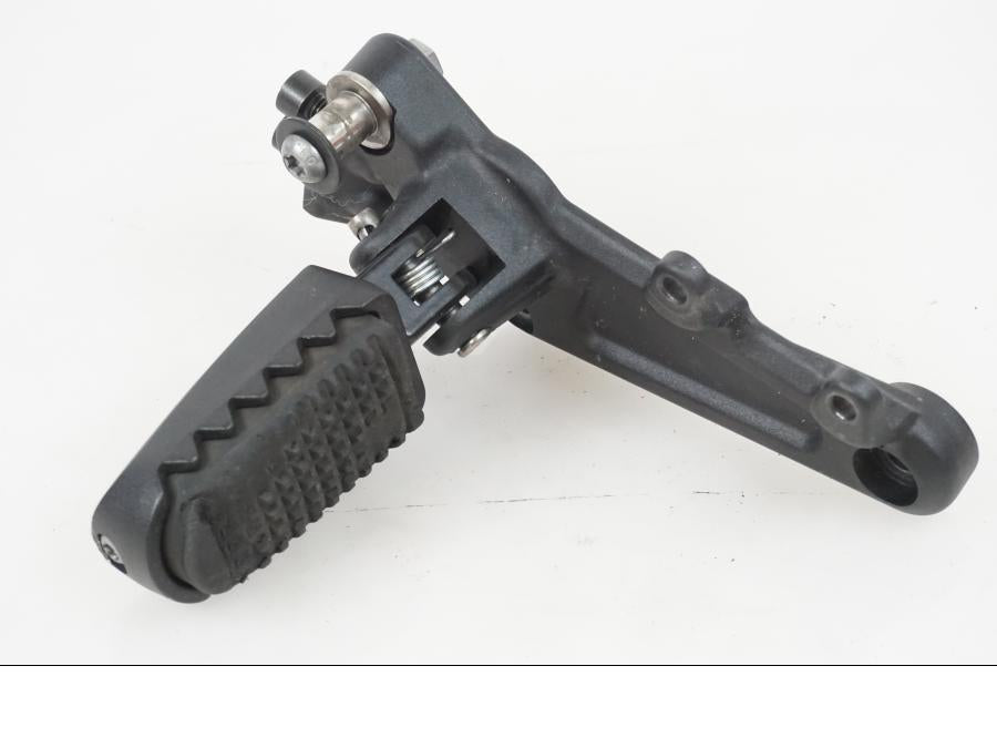 Framsidan på Fotpinnefäste från en H-D Adventure Pan America Special RA1250S -2021 motorcykel.