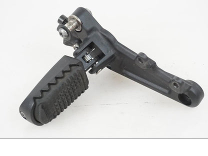 Framsidan på Fotpinnefäste från en H-D Adventure Pan America Special RA1250S -2021 motorcykel.