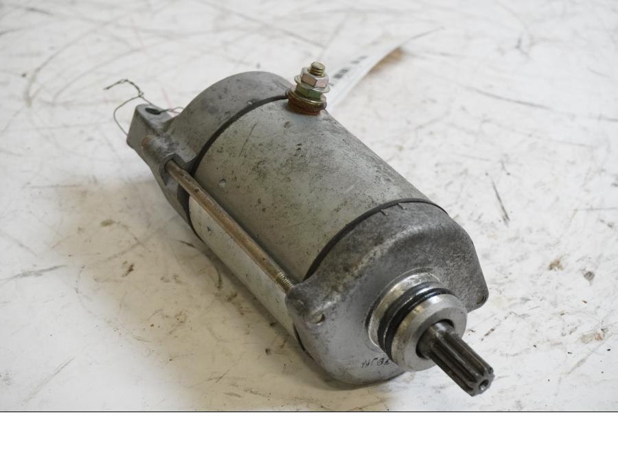 Framsidan på Startmotor från en Honda CBR 1100 XX -1997 motorcykel.