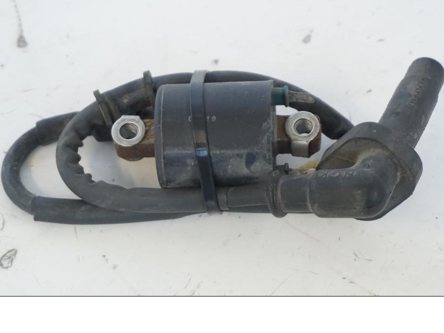 Vänster sida på Tändspole från en Honda SH 300 A -2011 scooter.