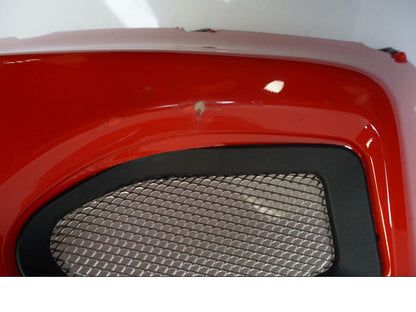 Snett nerifrån på Bensintankskåpa från en Ducati Monster 769 -2013 motorcykel.