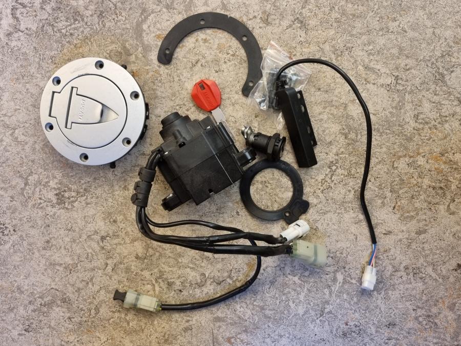 Framsidan på Låssats från en Ducati Multistrada 1260 -2019 motorcykel.