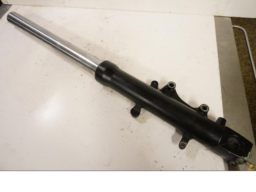 Framsidan på Gaffelben från en Kawasaki ZX-9R -1999 motorcykel.