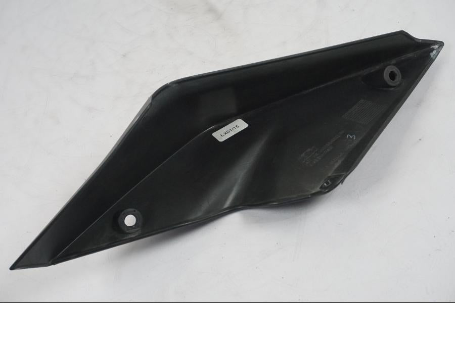 Vänster sida på Bakvinge från en KTM 1290 Super Duke R -2015 motorcykel.