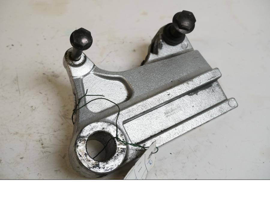 Baksidan på Bromsoksfäste från en Triumph Daytona 600 -2003 motorcykel.