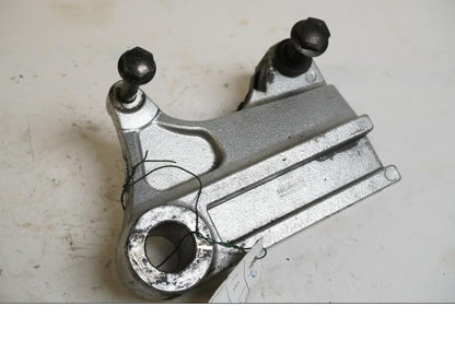 Baksidan på Bromsoksfäste från en Triumph Daytona 600 -2003 motorcykel.