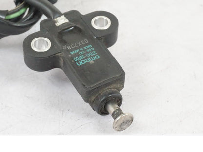 Baksidan på Sidostödsbrytare från en Suzuki GSX-S 1000 -2017 motorcykel.