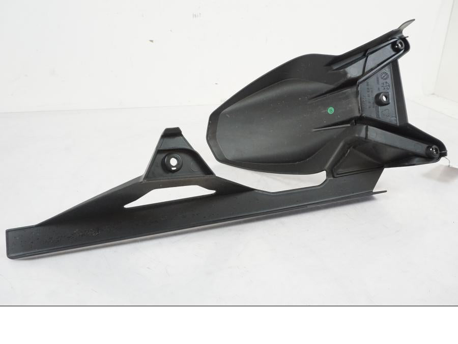 Vänster sida på Svingskärm från en KTM 1290 Super Duke R EVO -2023 motorcykel.