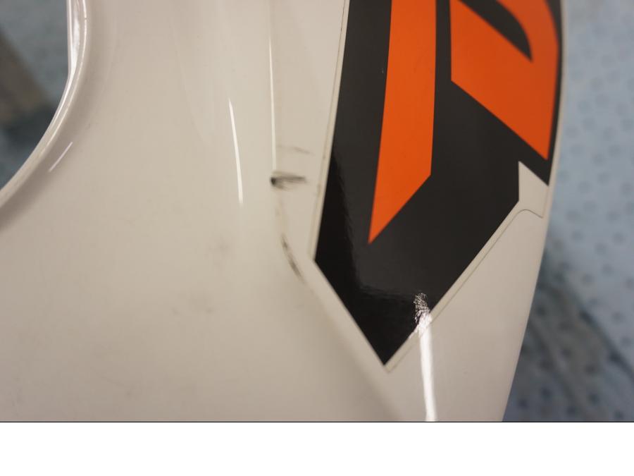 Snett uppifrån på Bensintankskåpa från en KTM 125 Duke -2014 motorcykel.