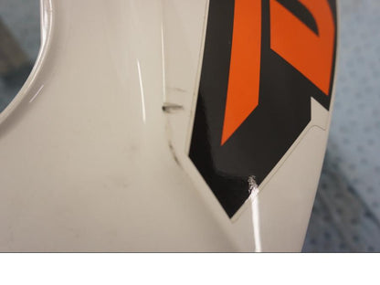 Snett uppifrån på Bensintankskåpa från en KTM 125 Duke -2014 motorcykel.