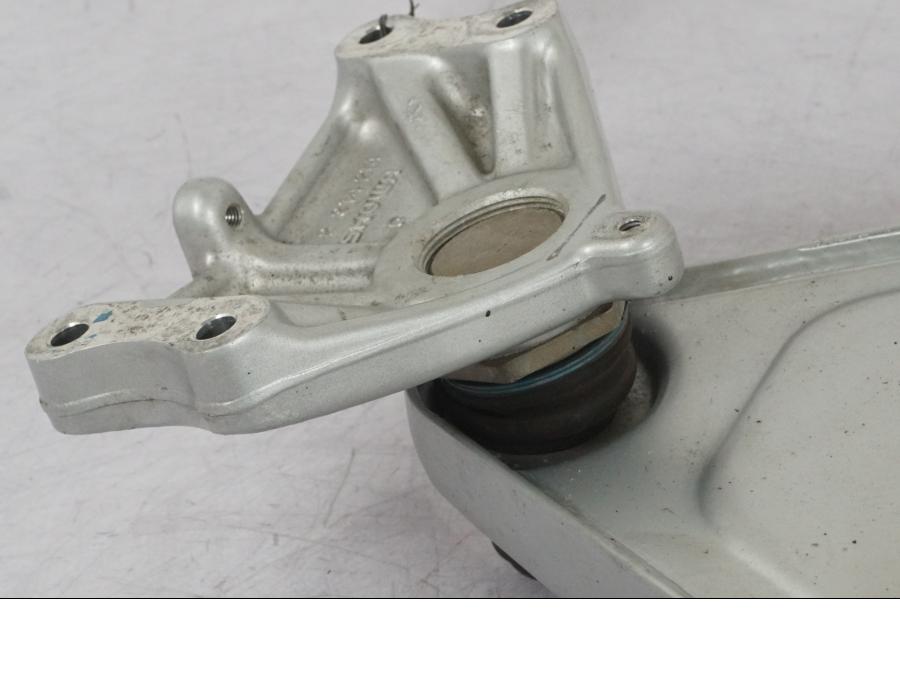 Snett nerifrån på Länkarm från en BMW R 1100 GS -1998 motorcykel.