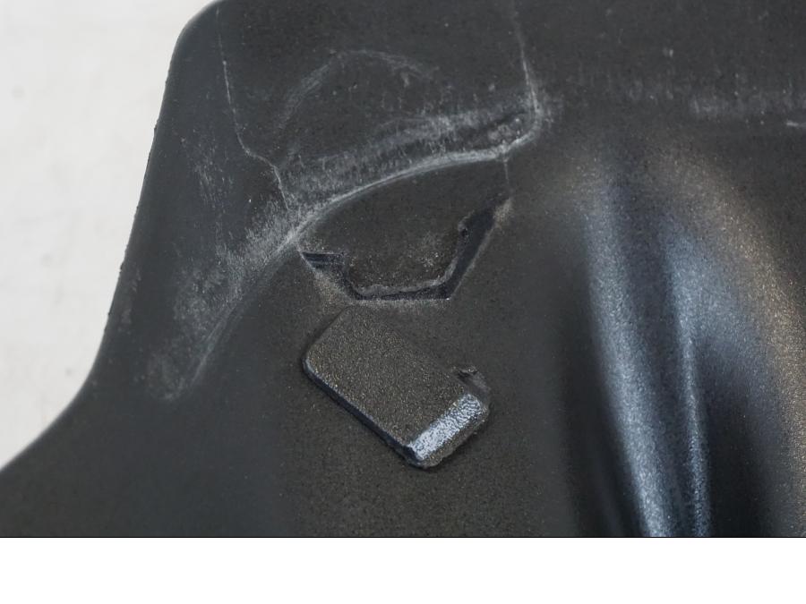 Vänster sida på Bensintankskåpa från en Aprilia Tuono V4R -2011 motorcykel.