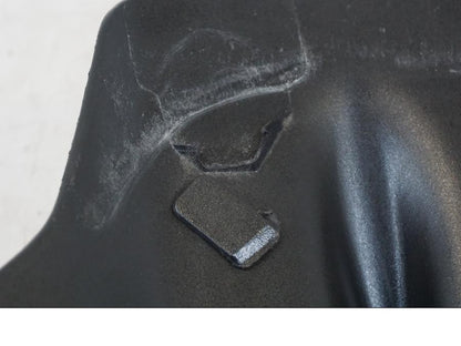 Vänster sida på Bensintankskåpa från en Aprilia Tuono V4R -2011 motorcykel.