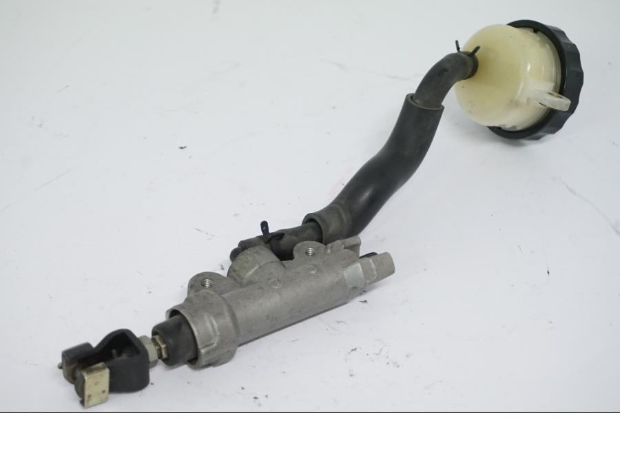 Snett nerifrån på Bromshuvudcylinder från en Honda CBR 600 -1998 motorcykel.