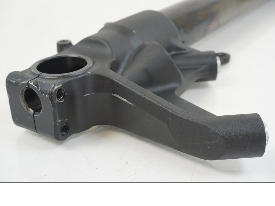 Höger sida på Gaffelben från en Suzuki GSX-R 1000 -2007 motorcykel.