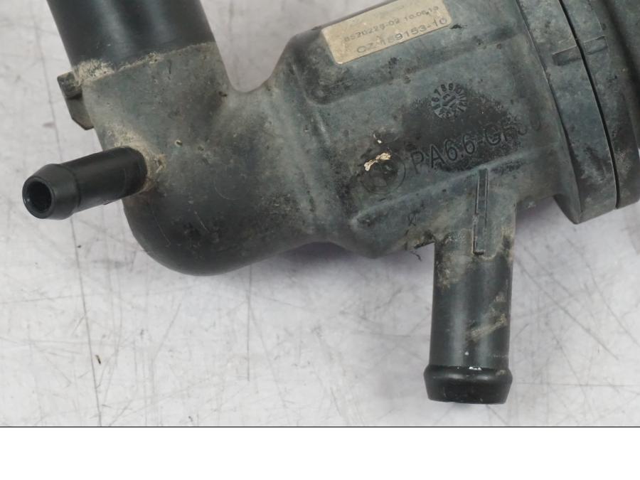 Baksidan på Vattentermostathus från en BMW R 1200 GS -2018 motorcykel.