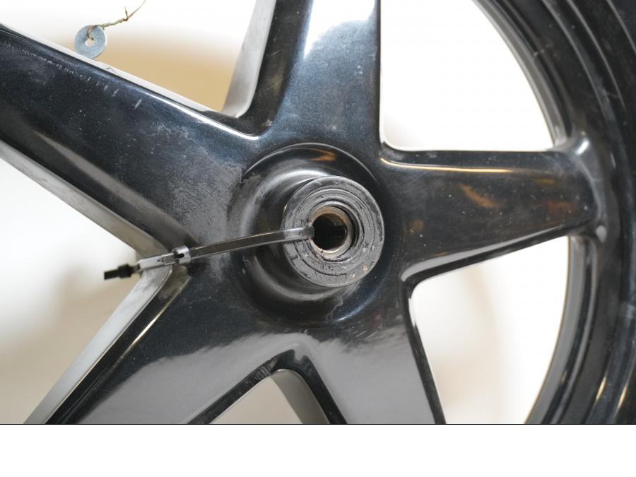 Baksidan på Fälg från en Yamaha X-Max 250 -2012 scooter.