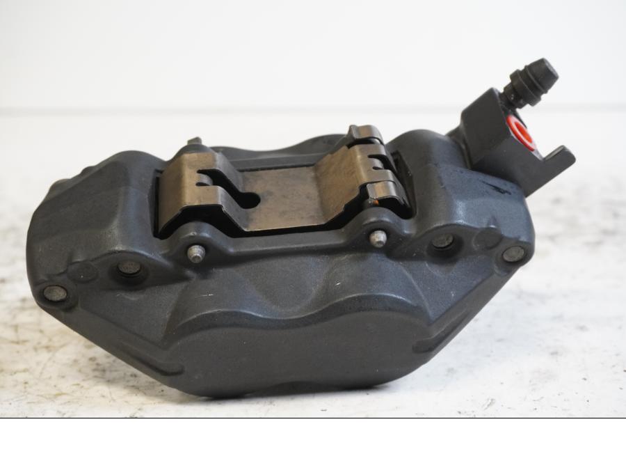 Höger sida på Bromsok från en BMW F 800 ST -2010 motorcykel.