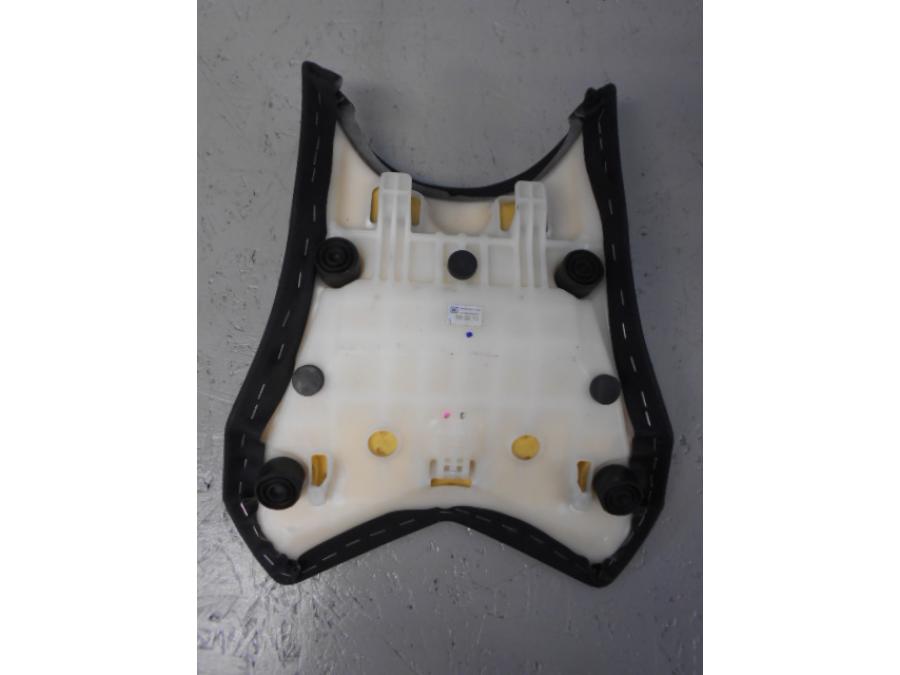 Snett uppifrån på <p>Sadel fram från Kawasaki Z 800 2013.</p>

<p>Seat-assy, Fr, Black (13-16).</p>

<p>Litet hål i klädseln bak på vänster sida se bild.</p> motorcykel.