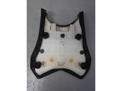 Snett uppifrån på <p>Sadel fram från Kawasaki Z 800 2013.</p>

<p>Seat-assy, Fr, Black (13-16).</p>

<p>Litet hål i klädseln bak på vänster sida se bild.</p> motorcykel.