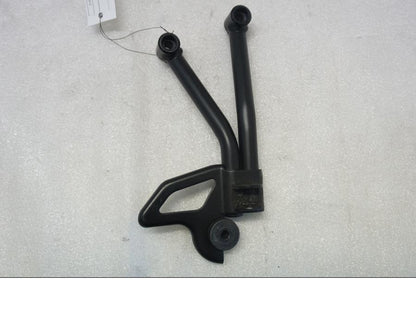 Framsidan på Fotpinnefäste från en Suzuki SV 650 -2016 motorcykel.