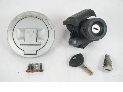 Framsidan på <p>Låssats från BMW R 1200 R 2007.</p>

<p>Tändningslås, antenn, tanklock, sadellås och 1st nyckel.</p> motorcykel.