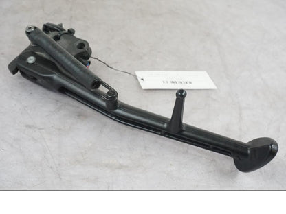 Framsidan på Sidostöd från en KTM 1290 Super Duke R -2022 motorcykel.