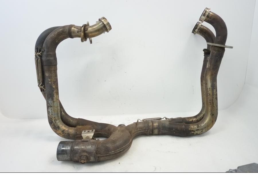 Baksidan på Grenrör från en Aprilia RSV 1000 -2010 motorcykel.