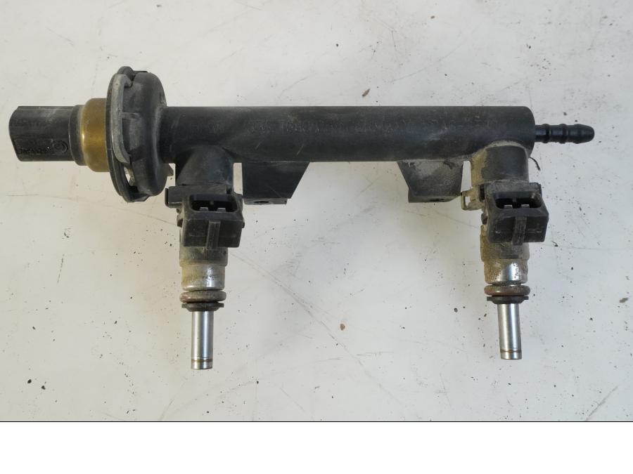 Framsidan på Fuel Rail från en BMW F 800 GS -2008 motorcykel.