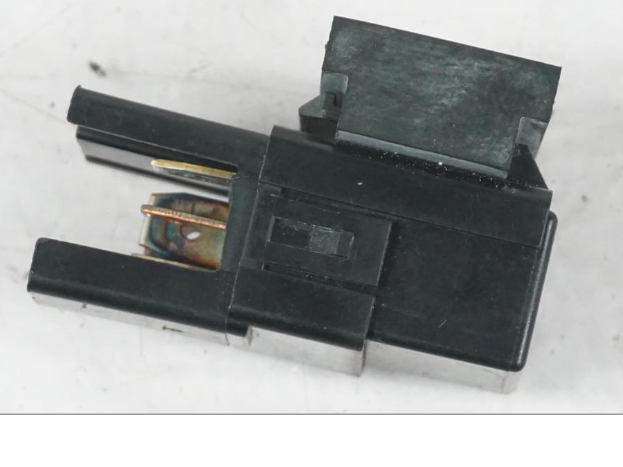 Extrabild2 på <p>Relä från Yamaha XJR 1300 2005.</p>

<p>G8H-1C4T-D. Plast fästet har brytts av så sitter ej ihop se bilder.</p> motorcykel.