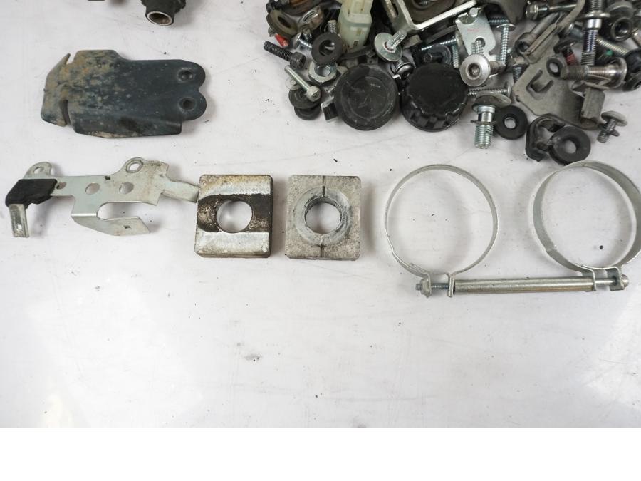 Vänster sida på Skruv / Mutter etc från en Kawasaki Versys 650 -2014 motorcykel.