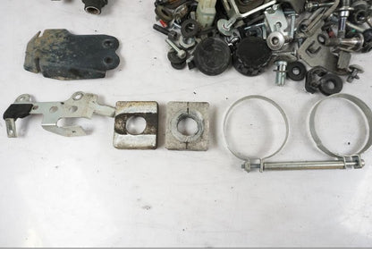 Vänster sida på Skruv / Mutter etc från en Kawasaki Versys 650 -2014 motorcykel.